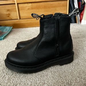 Dr Martens 2976 Chelsea boot with zippers